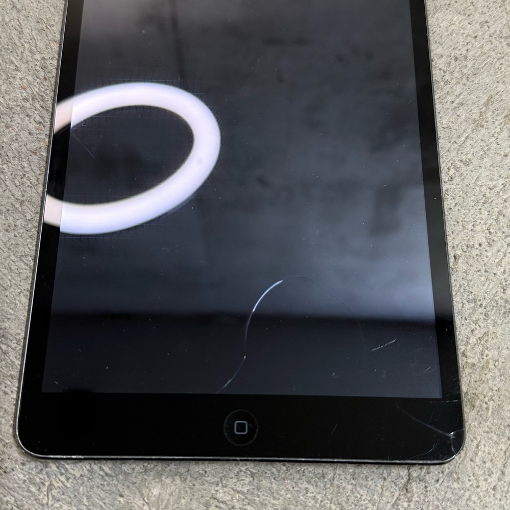 Apple iPad Mini 2 For Parts Cracked Screen No Display + New Cable - Picture 3 of 9